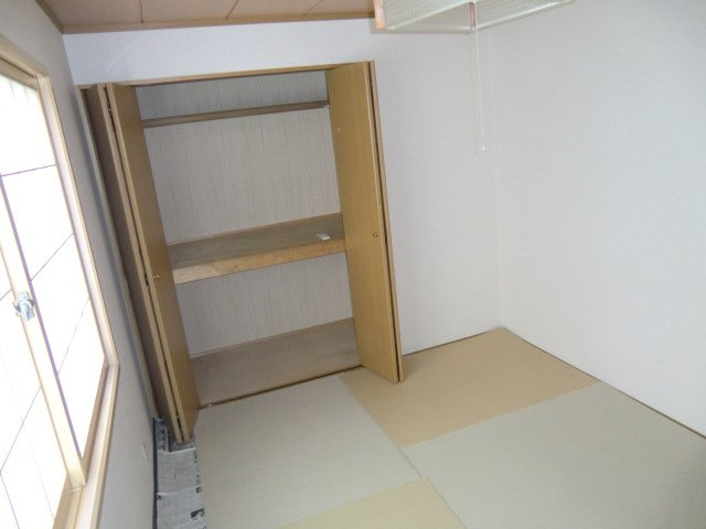 見附市葛巻１丁目のアパートの収納