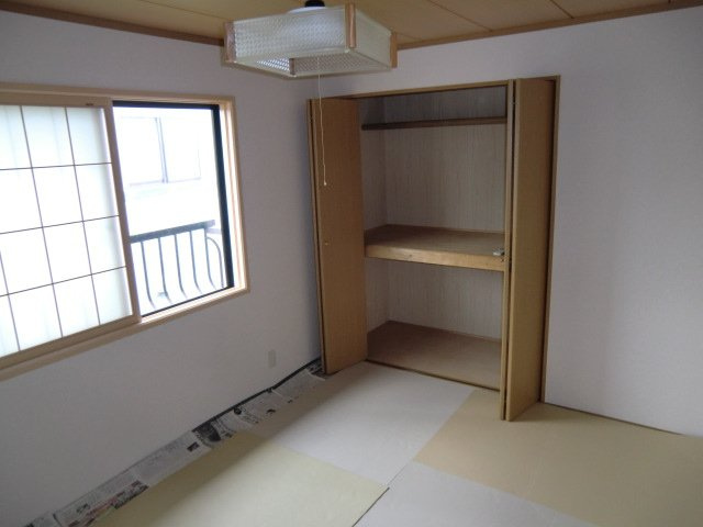 見附市葛巻１丁目のアパートの和室