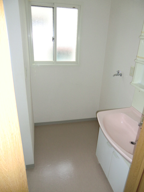 見附市葛巻１丁目のアパートの居間・リビング