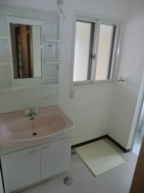 見附市葛巻１丁目のアパートの洗面所