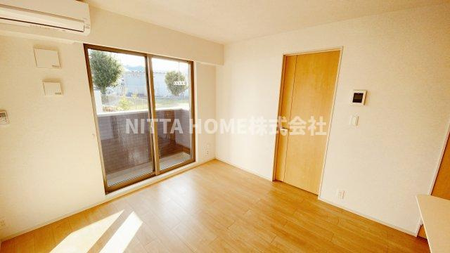 アンジュヴェールⅡの居間・リビング|日当たり良好なリビングルーム◇