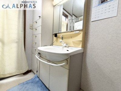 【洗面所】 | 神戸市長田区宮丘町一丁目　一戸建て | 忙しい朝の身支度も効率良くできるシャワー付き洗面化粧台♪