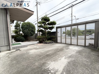 【駐車場】 | 神戸市長田区宮丘町一丁目　一戸建て | 駐車スペースにはゲートがあります♪