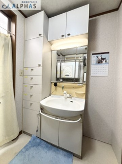 【独立洗面台】 | 神戸市長田区宮丘町一丁目　一戸建て | たっぷりの収納を設けたシャワー付洗面台で快適な暮らしを過ごせます♪