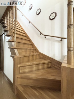 【内装】 | 神戸市長田区宮丘町一丁目　一戸建て | 階段には手すりがあり♪階段下に収納スペースがあります♪