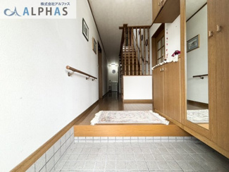 【脱衣所】 | 神戸市長田区宮丘町一丁目　一戸建て | 日の光が差し込む温かい雰囲気の玄関♪