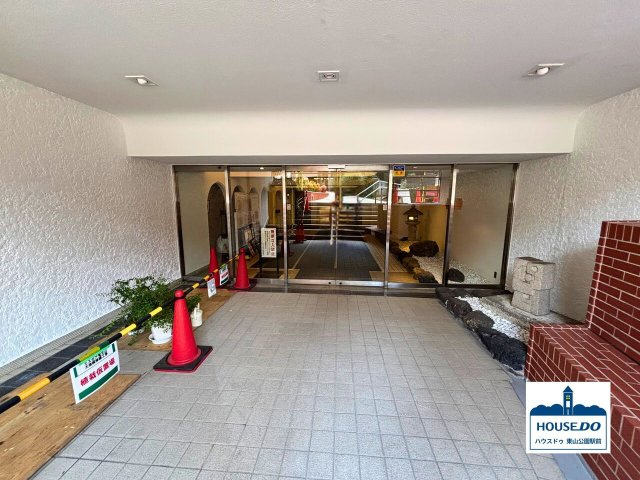 駅チカ徒歩約5分！R7,4月リフォーム済♪エスポア覚王山　のエントランス|ナチュラルでワイドなエントランスの様子
