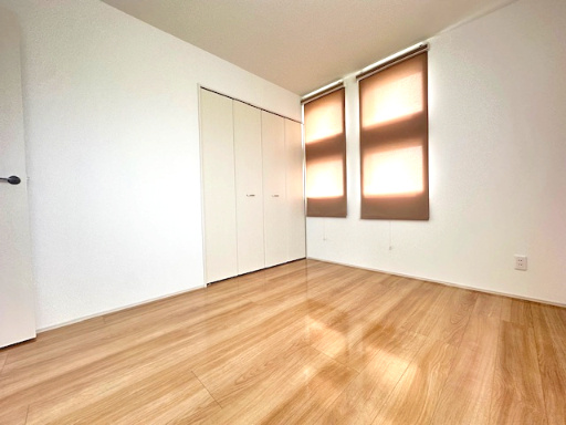 【新築戸建】　いわき市泉もえぎ台3期の洋室|1号棟モデルハウス　家具などのインテリアともマッチしておしゃれ感が出しやすく、身の回りの整理がしやすいのも魅力な洋室です。