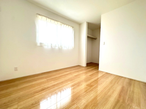 【新築戸建】　いわき市泉もえぎ台3期の子供部屋|1号棟モデルハウス　窓から日が差し込む明るい洋室。シンプルな造りなので配置するインテリア次第でお好きなお部屋の雰囲気に変えられます。
