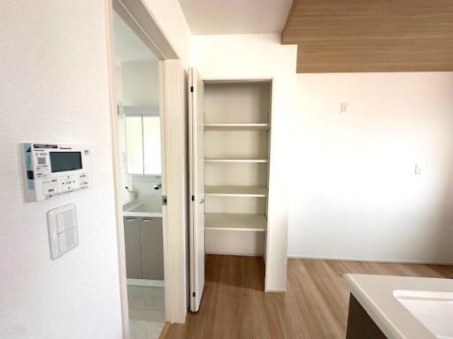 【新築戸建】　いわき市泉もえぎ台3期の収納|1号棟モデルハウス　パントリーは、食料品や消耗品のほかにも、食器や調理器具、調理家電、非常用の備蓄、掃除用具など、生活に必要なものを何でも収納できます。