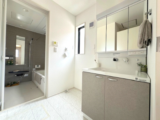 【新築戸建】　いわき市泉もえぎ台3期の独立洗面台|1号棟モデルハウス　収納スペースが豊富で、鏡の周りには棚もあるため、洗顔用品や歯ブラシ、うがい用のコップ、整髪料、スキンケア用品、化粧品などを置いて整理することができます。