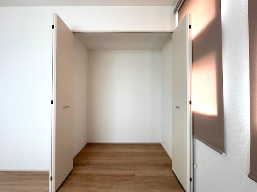 【新築戸建】　いわき市泉もえぎ台3期の収納|1号棟モデルハウス　ウォークインクローゼット内には衣類はもちろん、帽子やバッグ、アクセサリーなどの小物も収納することができます。