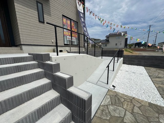 【新築戸建】　いわき市泉もえぎ台3期のその他|1号棟モデルハウス　駐車場から玄関までスロープがあるので、ベビーカーなどの移動がスムーズです。