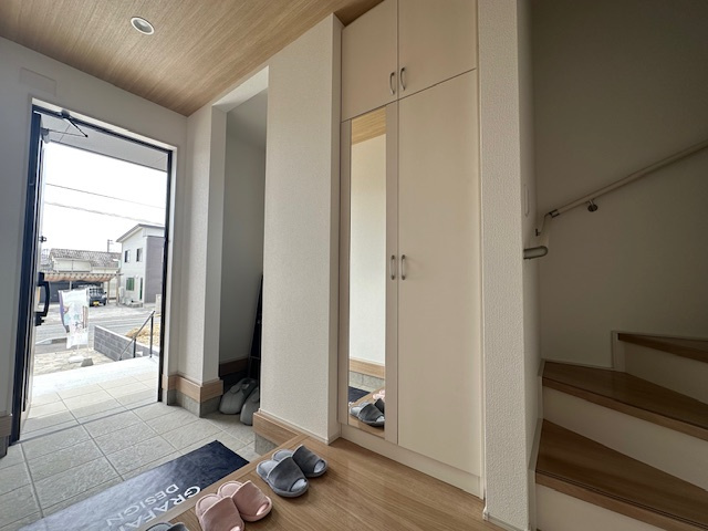 【新築戸建】　いわき市泉もえぎ台3期の玄関|1号棟モデルハウス　姿見があり、お出かけ前の身だしなみチェックにも役立ちます♪