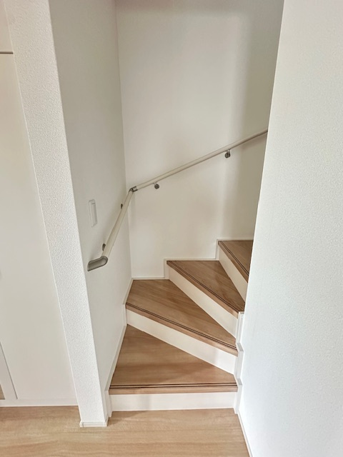 【新築戸建】　いわき市泉もえぎ台3期の内装|1号棟モデルハウス　階段には手すりが付いていて安心です