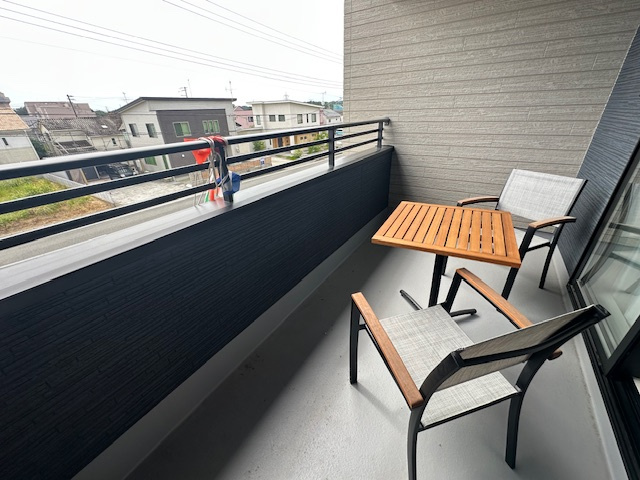 【新築戸建】　いわき市泉もえぎ台3期のバルコニー|1号棟モデルハウス　バルコニーに簡易的なイスやテーブルを置いてお月見をしたり、日差しがやわらかい時には読書を楽しんだりも◎