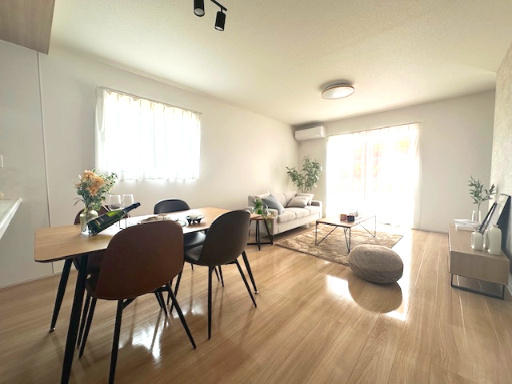 【新築戸建】　いわき市泉もえぎ台3期の居間・リビング|1号棟モデルハウス　一日の中で多くの時間を過すことになるリビングダイニングだからこそ、いつも穏やかな空間であることが必然。爽やかな通風と採光を存分に感じる事が出来る空間です。