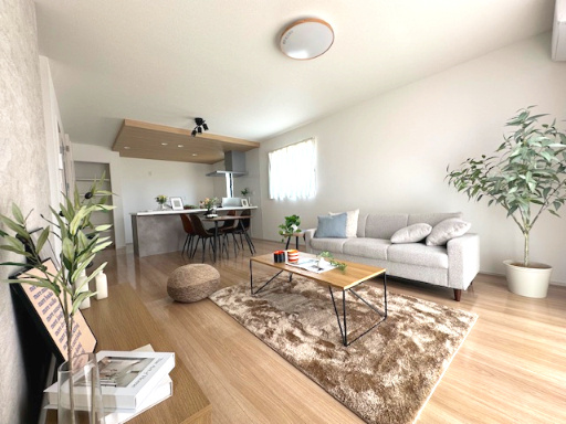 【新築戸建】　いわき市泉もえぎ台3期の居間・リビング|1号棟モデルハウス　2号棟のリビングは17.91帖。ご家族との団欒をするのにぴったりのスペースです。