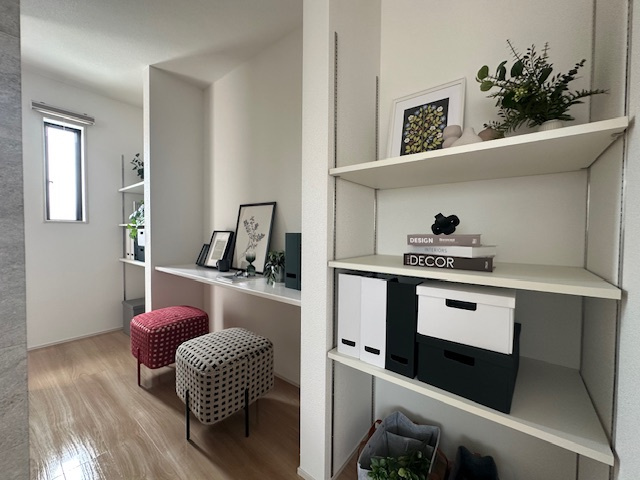 【新築戸建】　いわき市泉もえぎ台3期のその他共用部分|1号棟モデルハウス　リビング脇にサービスルームが設置されており、お子様の宿題スペース、ワークスペース、読書スペースなど自由にお使いいただけます。