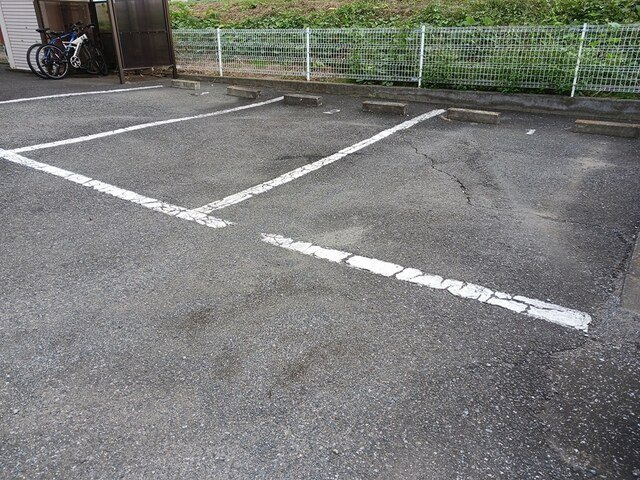 クレストールタカハシの駐車場