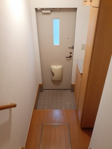 ノーヴァ壱番館の玄関