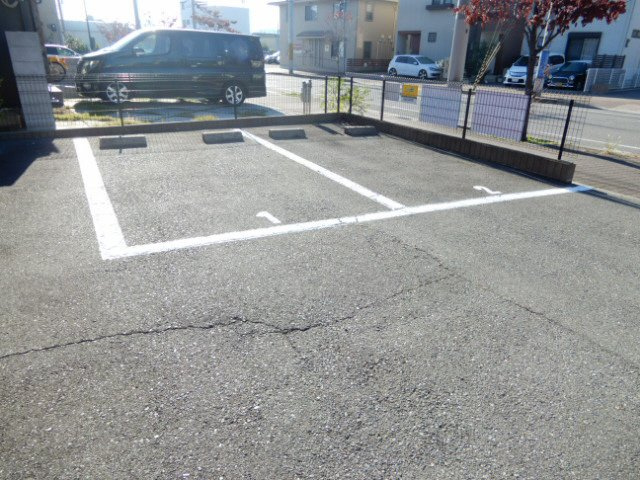 コンフォール白水の駐車場