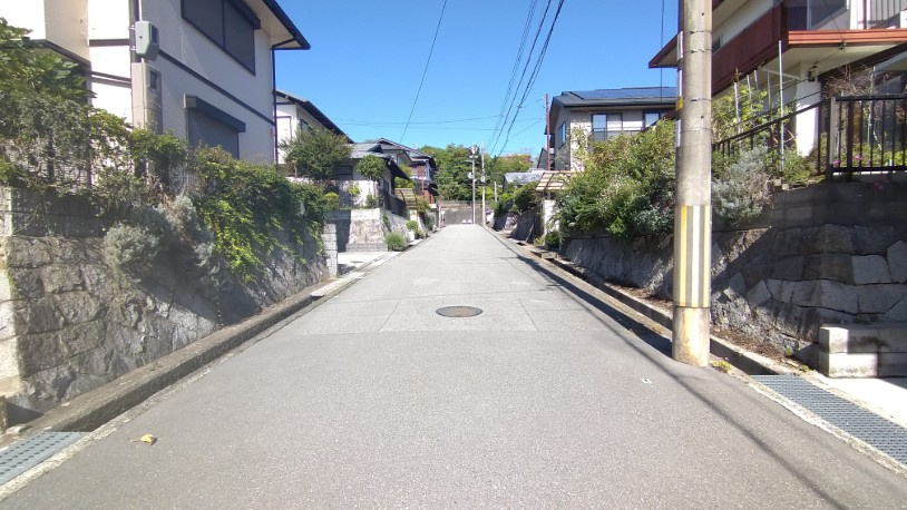 宝塚市中山桜台４丁目の売地の前面道路含む現地写真