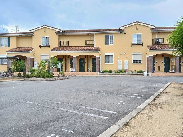 レジデンスイナリＡの駐車場