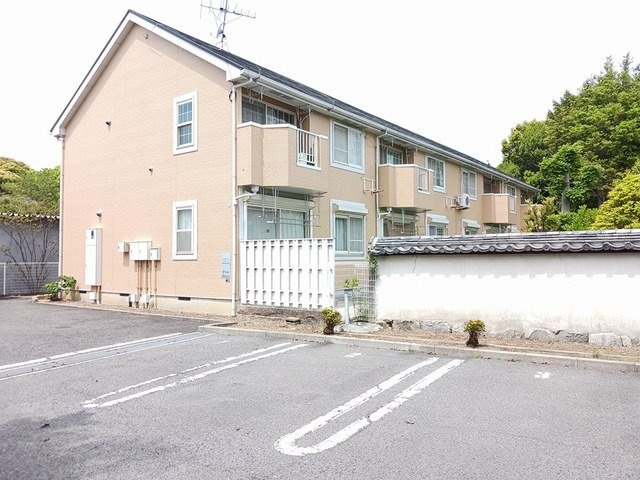 ハピネスワンの駐車場