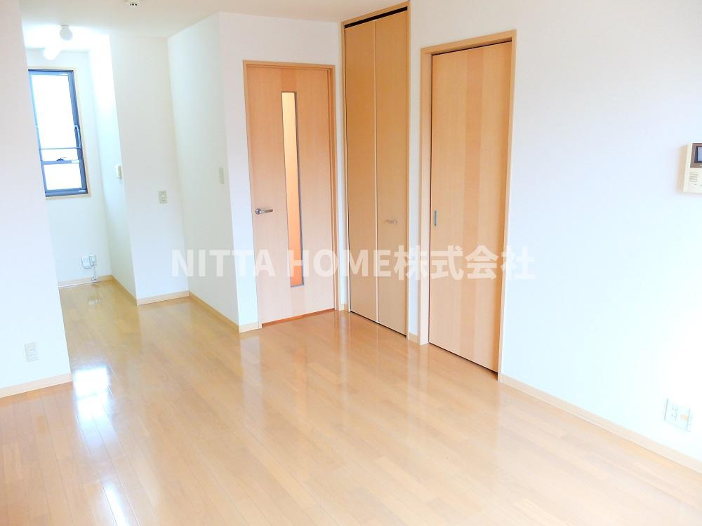 ラフォーレ柏原の居間・リビング|二人暮らしの住まいにも◎