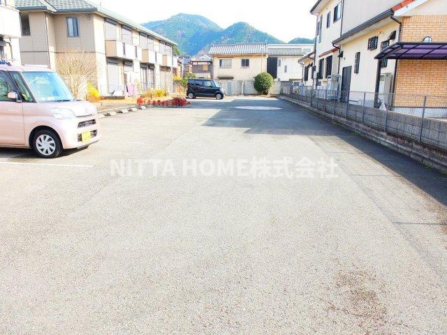 ラフォーレ柏原の駐車場|駐車場は１台無料付きです！