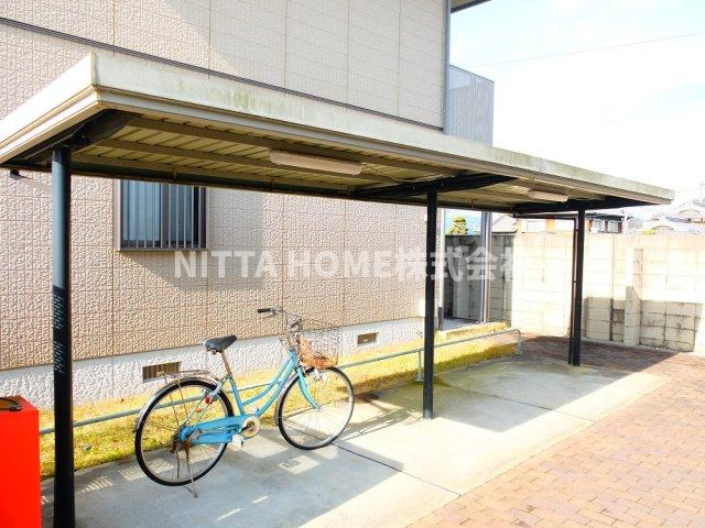 ラフォーレ柏原のエントランス|屋根付きの駐輪場もあります○