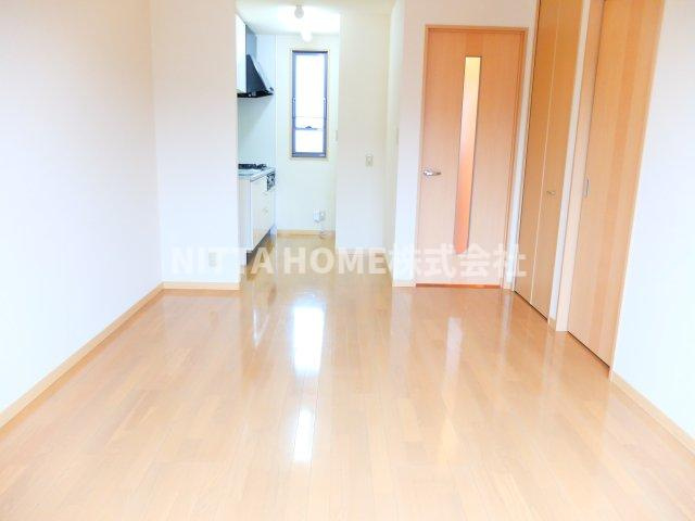 ラフォーレ柏原の居間・リビング|リビングは１１帖広々です♪