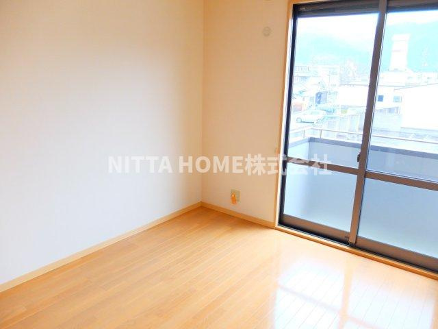 ラフォーレ柏原の洋室|６．４帖の洋室です(#^^#)