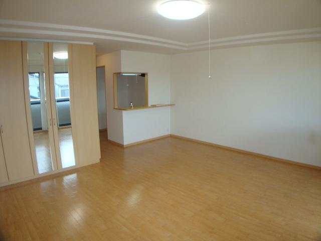 Ｓｕｎ　Ｖｉｌｌａｇｅ（サンヴィレッジ）の居間・リビング|カウンターキッチン