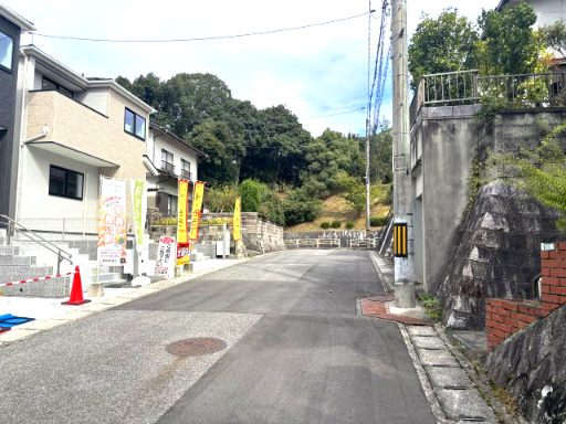安佐北区亀崎2丁目24-1期の前面道路含む現地写真