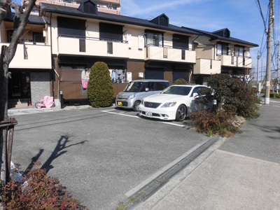 【駐車場】 | セジュール大桐 | マンションからでて目の前が駐車場になっています