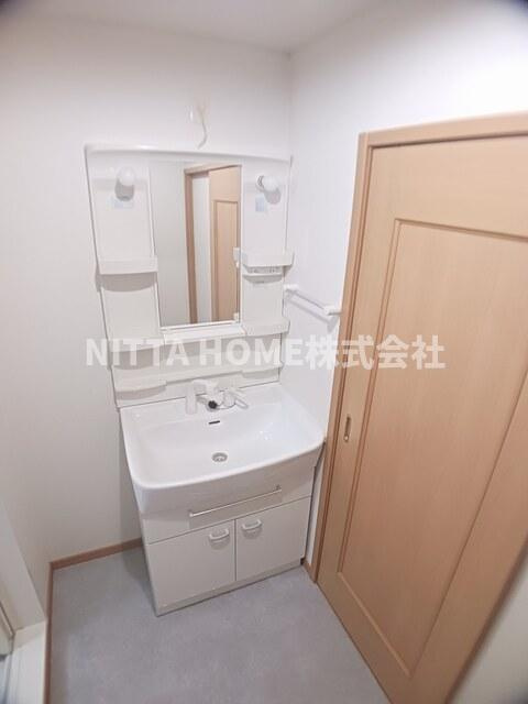 Ｅｔｅｒｎｏ・Ｙ　Ⅱの洗面所|シャワー付きの洗面化粧台もありますよ◆