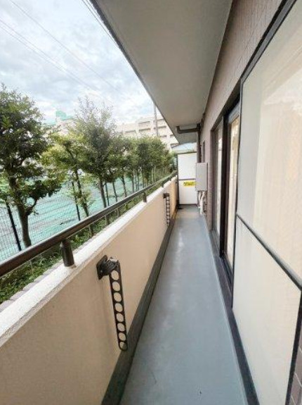 ナイスアーバン志村坂上のバルコニー|お洗濯にも便利なバルコニー付き