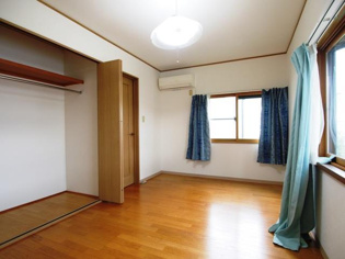 松園町戸建の洋室