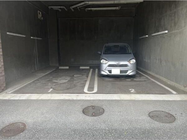 グレイス北河堀の駐車場