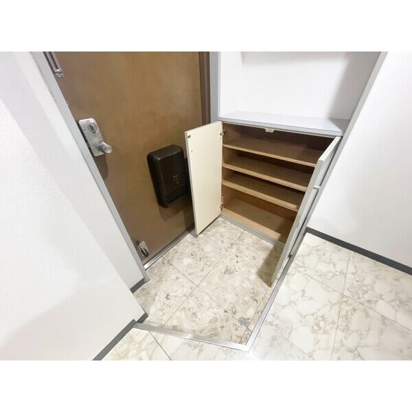 オズレジデンス玉出の玄関