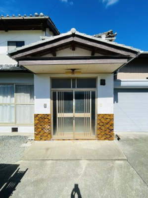 【玄関】 | たつの市御津町岩見/中古戸建 | 明るい玄関です