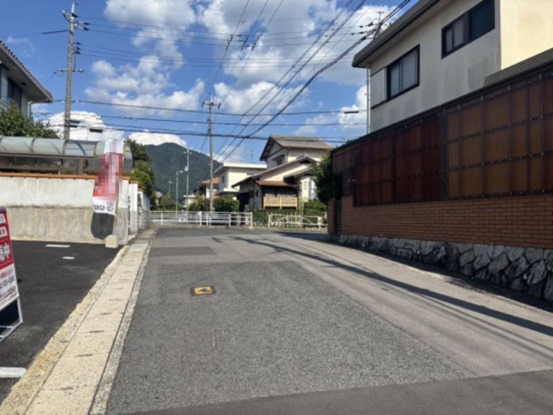 安佐北区亀崎2丁目24-1期の前面道路含む現地写真|閑静な住宅地です。