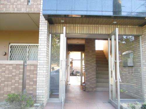 レージュ中根のエントランス