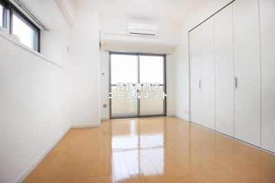 【寝室】 | ヒルズ南吹田 | 明るく開放感のある居室で、自分だけのくつろぎ空間を。