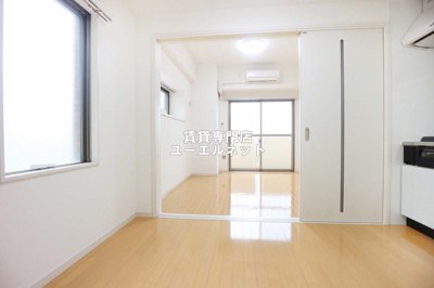 【居間・リビング】 | ヒルズ南吹田 | ゆったりとくつろげる、落ち着きのある居室空間です