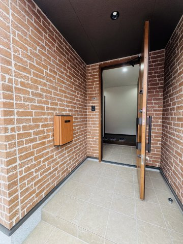 広島市安佐北区亀崎１丁目　中古一戸建の玄関