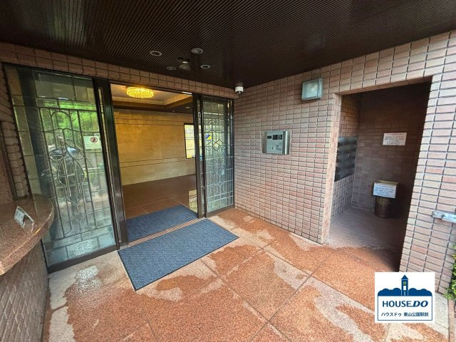 ペット可♪駐車場有！全居室収納&南向き住居！野村向山ヒルズのエントランス|シンプルで品のあるエントランスは、住まう方、訪れる方を心地よく迎え入れてくれます
