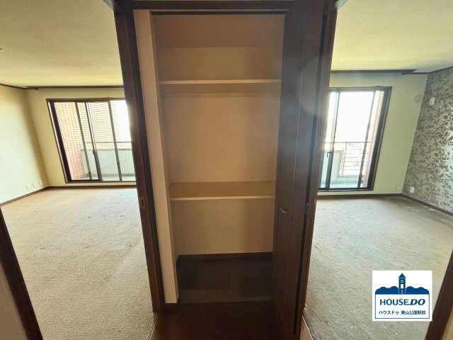 ペット可♪駐車場有！全居室収納&南向き住居！野村向山ヒルズの収納|洋室と洋室の間にある収納箇です